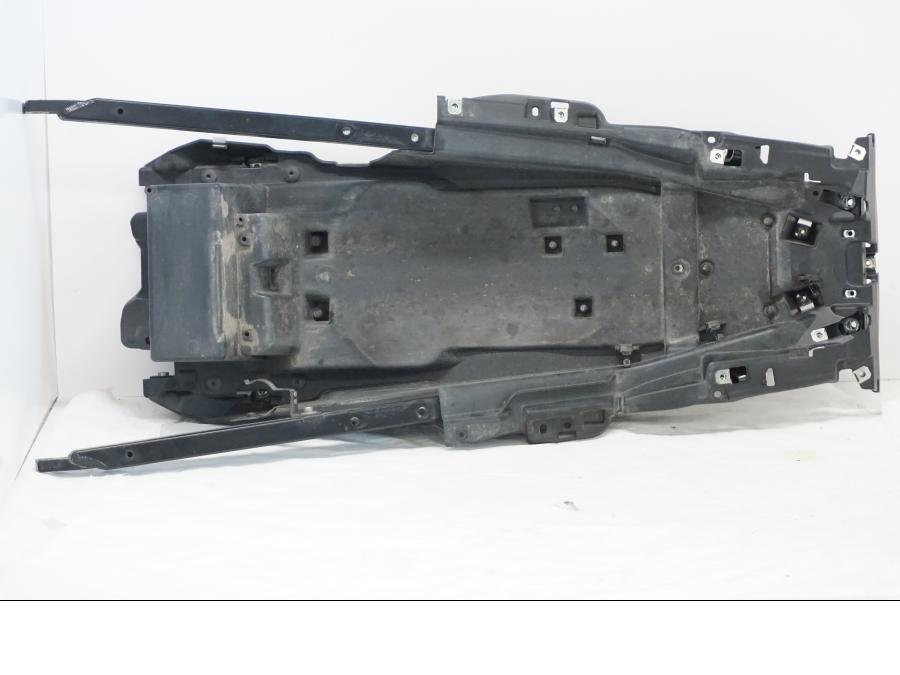 Vänster sida på Bakram från en BMW K 1600 -2015 motorcykel.