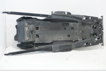 Vänster sida på Bakram från en BMW K 1600 -2015 motorcykel.