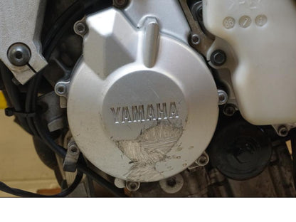 Baksidan på Motorpaket från en Yamaha YZF R6 -1999 motorcykel.