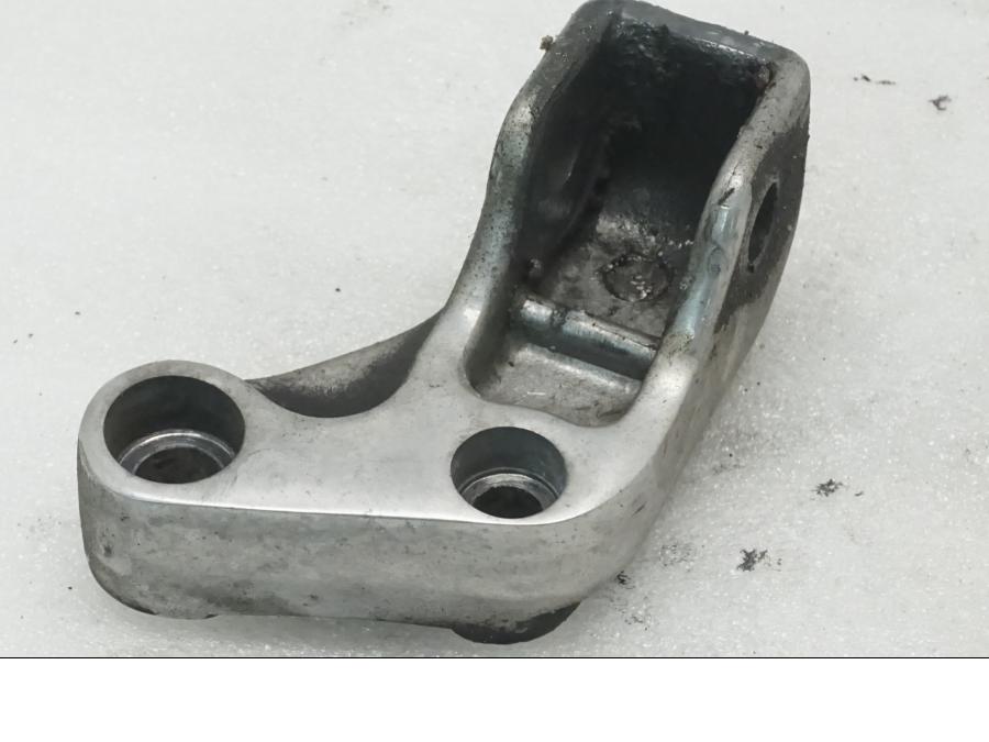 Baksidan på Fotpinnefäste från en Triumph Legend TT -2000 motorcykel.