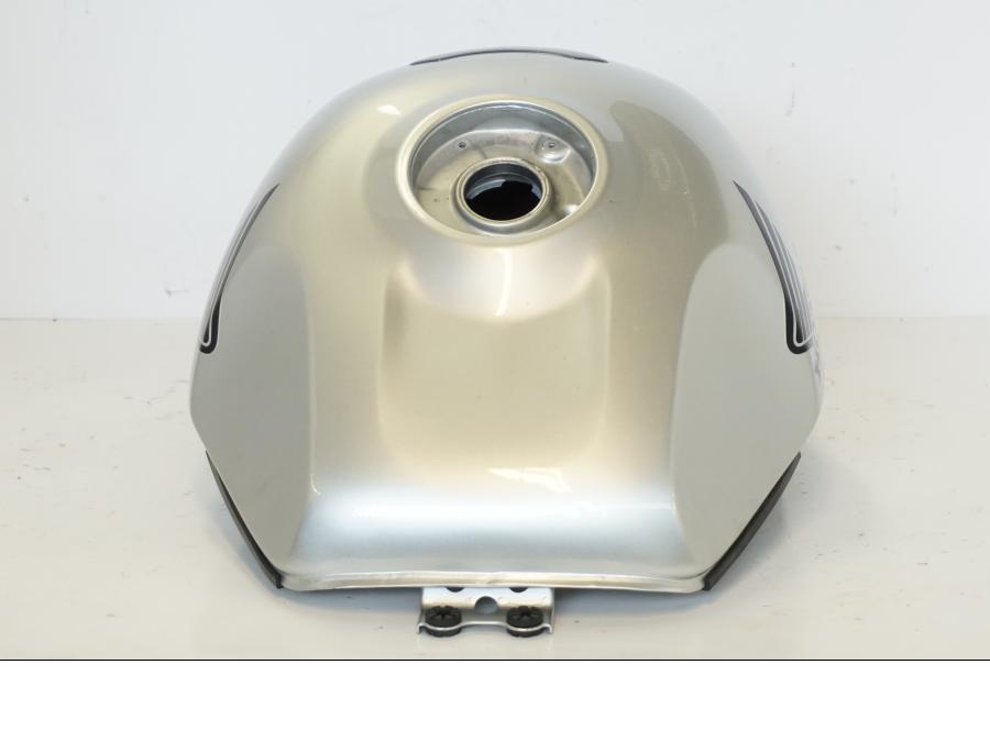 Snett nerifrån på Bensintank från en Honda CBR 900 RR -2001 motorcykel.