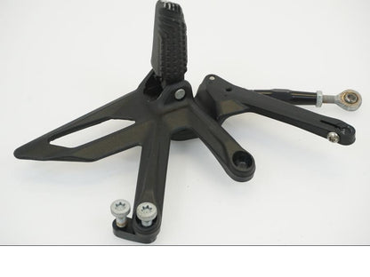 Vänster sida på Fotpinnefäste från en KTM 1290 Super Duke -2020 motorcykel.