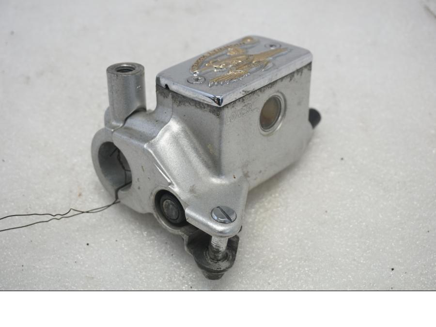 Baksidan på Bromshuvudcylinder från en Suzuki VL 800 -2004 motorcykel.