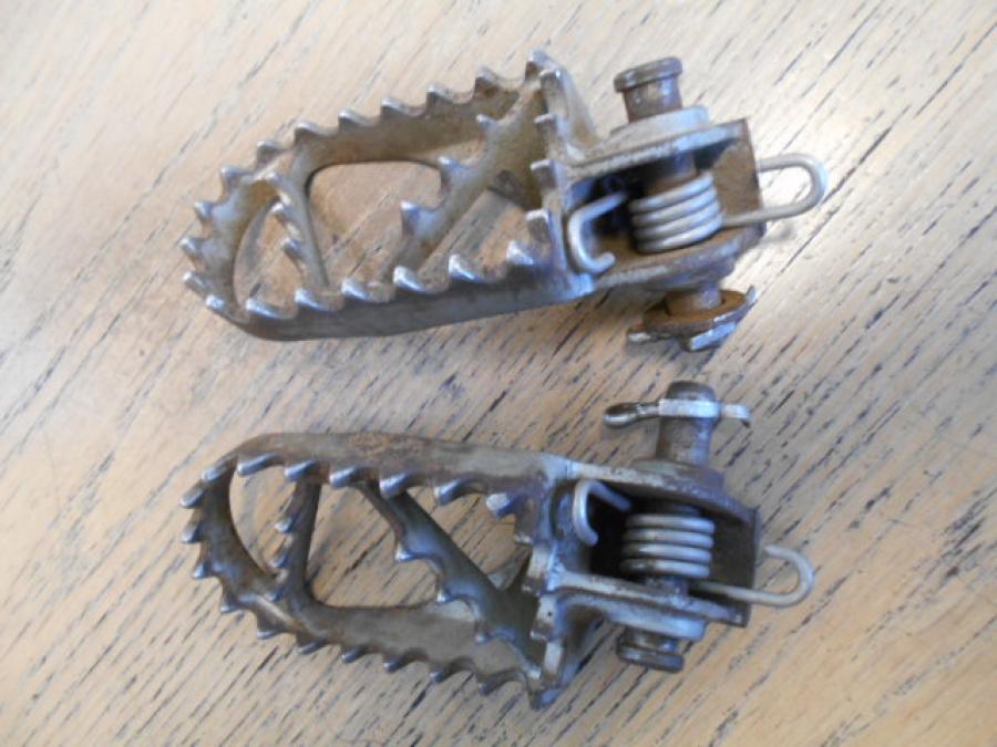 Framsidan på Fotpinnesats från en Husaberg 390 FE -2012 motorcykel.