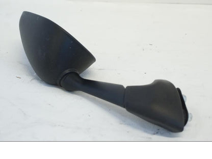 Snett nerifrån på Backspegel från en Yamaha YZF R6 -2006 motorcykel.