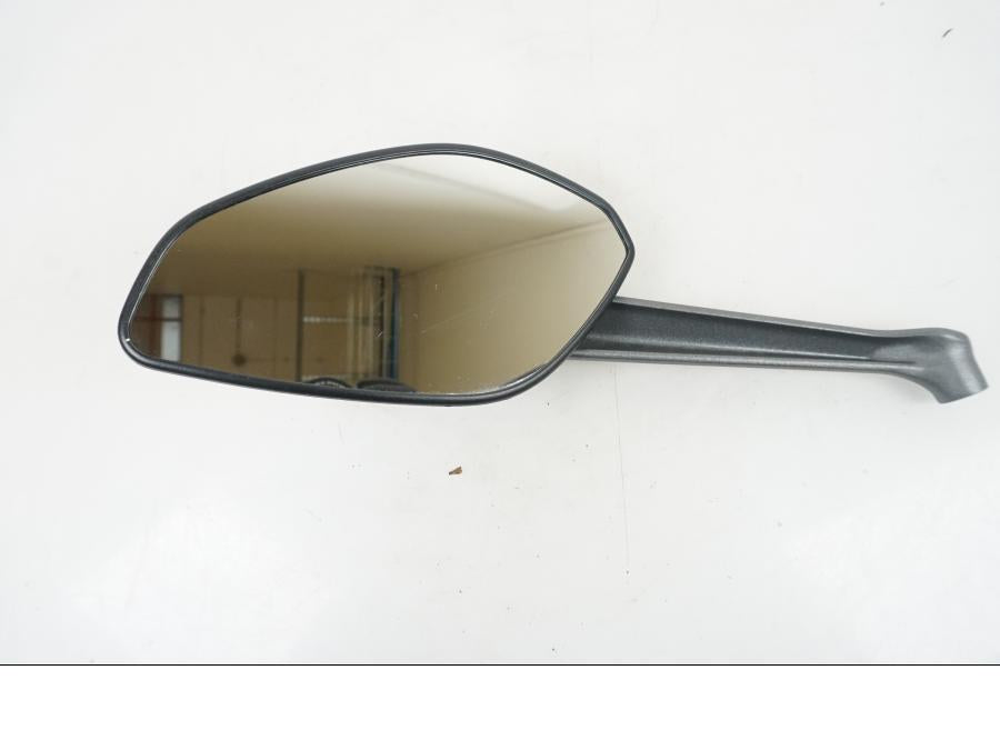 Höger sida på Backspegel från en Ducati Monster 937 -2021 motorcykel.