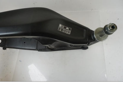 Snett nerifrån på Sving från en Yamaha MT-09 Tracer -2021 motorcykel.