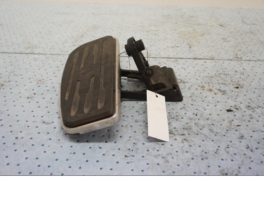 Vänster sida på Fotplatta från en Yamaha XV 1600 -1999 motorcykel.