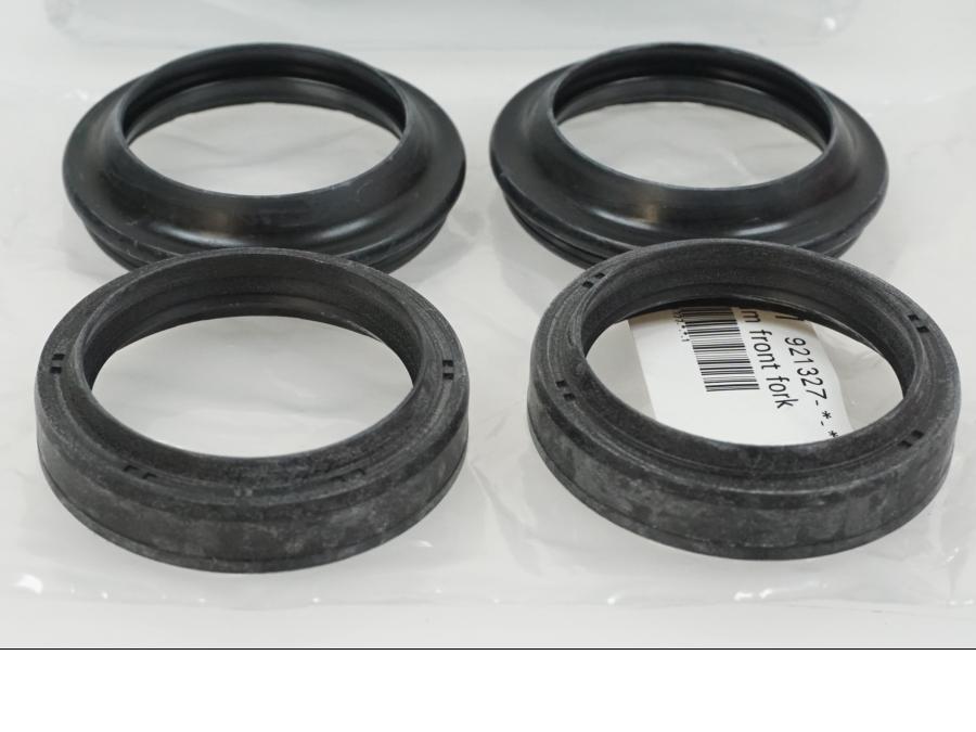 Höger sida på Gaffelben Öhlins från en Ducati Panigale V4S -2022 motorcykel.