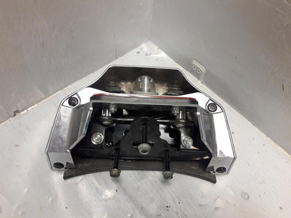 Baksidan på Blinkersfäste från en Suzuki VL 800 -2009 motorcykel.