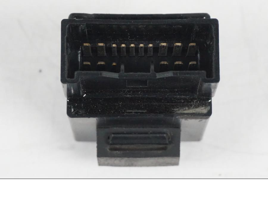 Vänster sida på Relä från en Yamaha YZF 1000 R1 -2007 motorcykel.