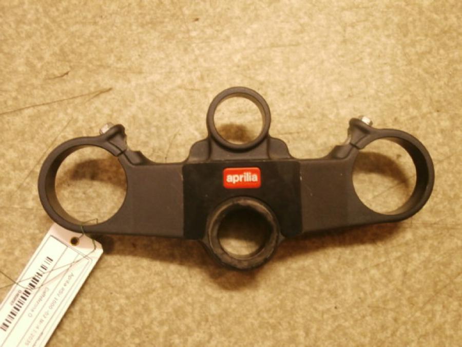 Framsidan på Gaffelkrona från en Aprilia RSV 1000 -2002 motorcykel.