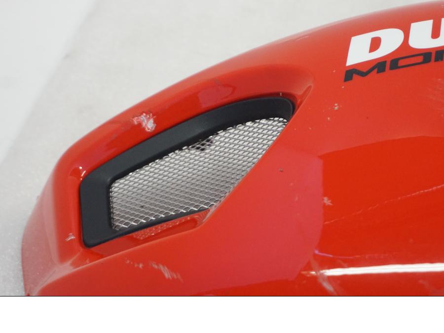 Snett uppifrån på Bensintankskåpa från en Ducati Monster 796 -2013 motorcykel.