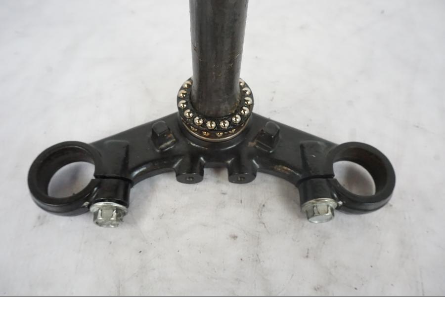 Baksidan på Gaffelkrona från en Yamaha YZF-R 125 -2008 motorcykel.