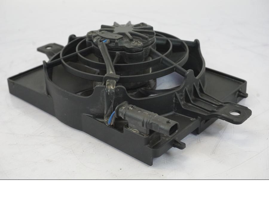 Höger sida på Vattenkylfläkt från en BMW R 1250 GS -2019 motorcykel.