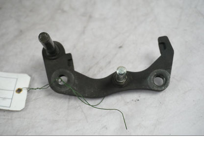 Framsidan på Bromsoksfäste från en Triumph Bonneville -2004 motorcykel.