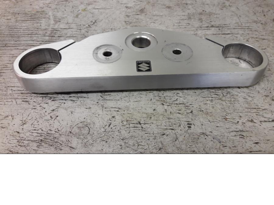 Baksidan på Gaffelkrona från en Suzuki VZ 1600 -2005 motorcykel.