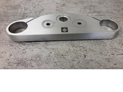 Baksidan på Gaffelkrona från en Suzuki VZ 1600 -2005 motorcykel.