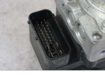 Snett uppifrån på ABS Modulator från en Triumph Tiger -2009 motorcykel.