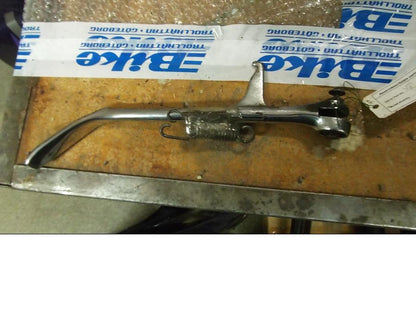 Baksidan på Sidostöd från en Honda VT 1100 C -1999 motorcykel.