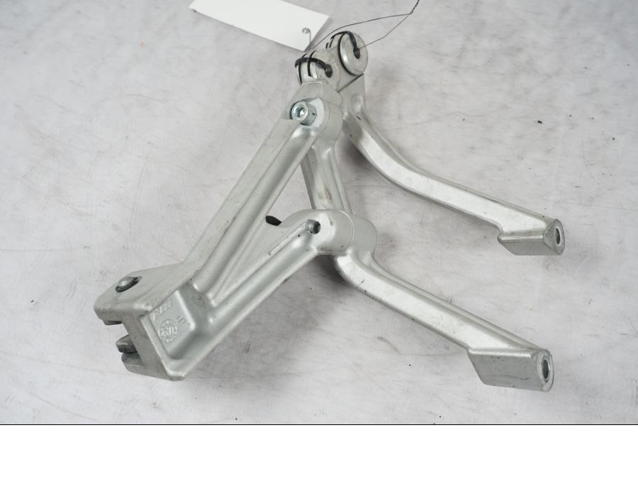 Snett nerifrån på Fotpinne från en KTM 690 SM R -2009 motorcykel.