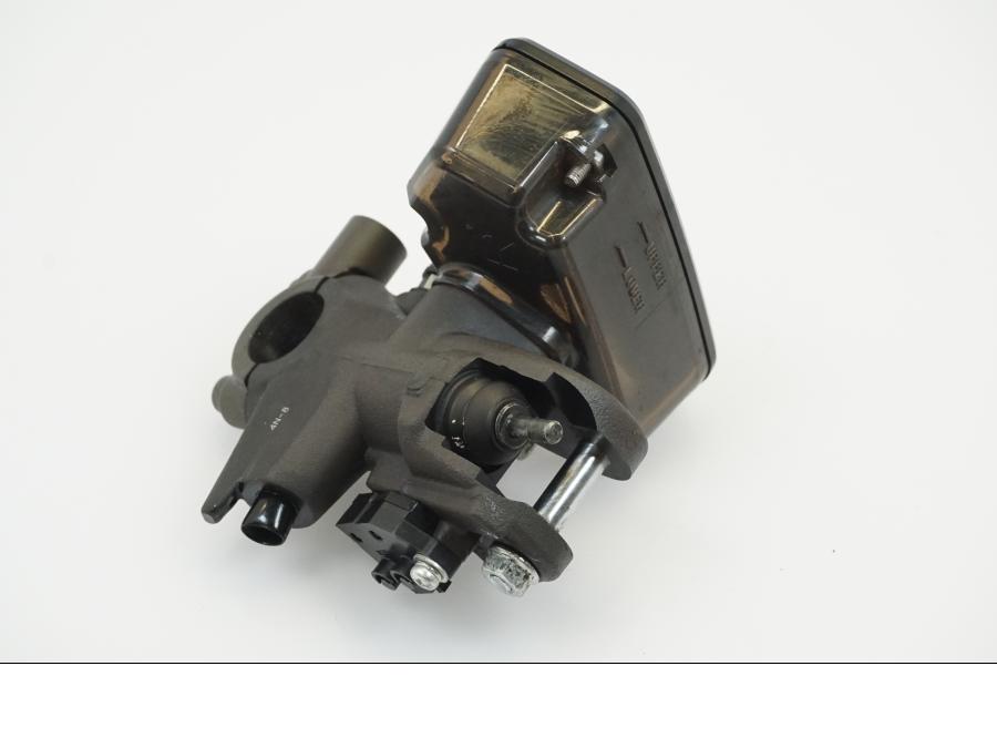 Framsidan på Bromshuvudcylinder från en Kawasaki Z 1000 -2014 motorcykel.