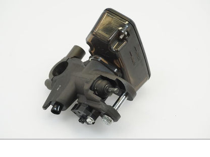 Framsidan på Bromshuvudcylinder från en Kawasaki Z 1000 -2014 motorcykel.