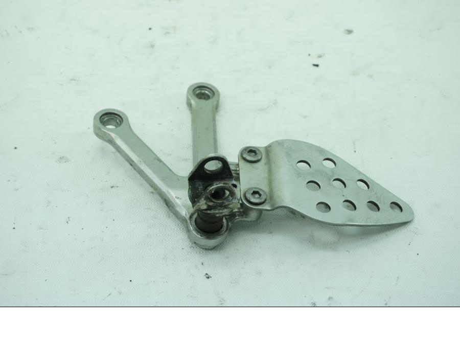 Framsidan på Fotpinnefäste från en Kawasaki ZX-6R -2004 motorcykel.