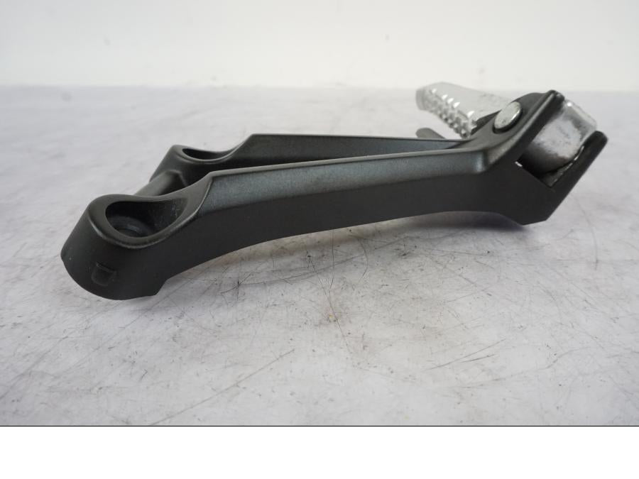 Höger sida på Fotpinne från en Yamaha MT-09 -2020 motorcykel.