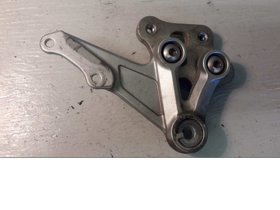 Framsidan på Fotpinnefäste från en Suzuki GSX-R 1000 -2008 motorcykel.