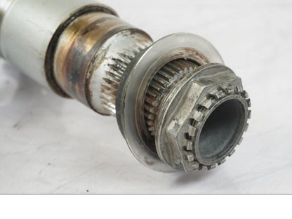 Snett nerifrån på Axel från en KTM 1290 Super Duke R -2015 motorcykel.