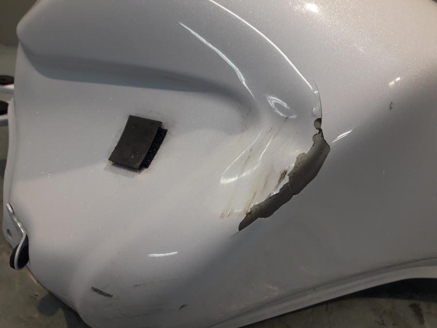 Vänster sida på Bensintank från en Kawasaki ER-6N -2015 motorcykel.