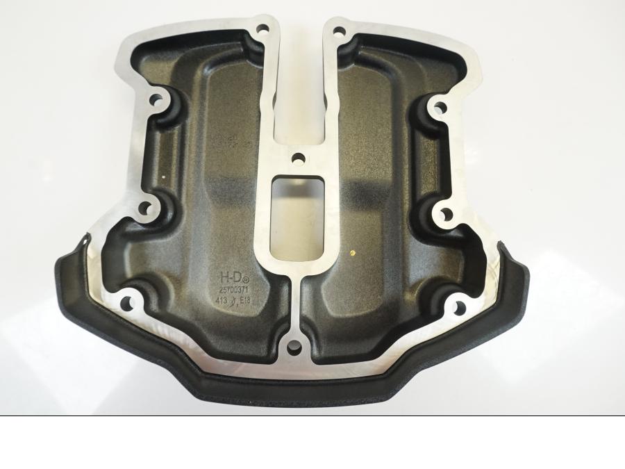 Snett nerifrån på Ventilkåpa från en H-D Dyna Fat Bob FXDF -2018 motorcykel.