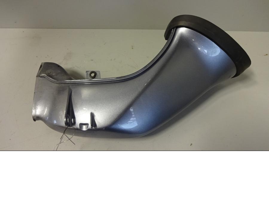 Framsidan på Luftrör från en Yamaha YZF 1000 R1 -2005 motorcykel.