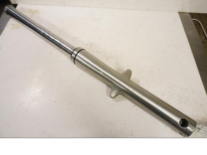 Framsidan på Gaffelben från en Suzuki VL 800 -2004 motorcykel.