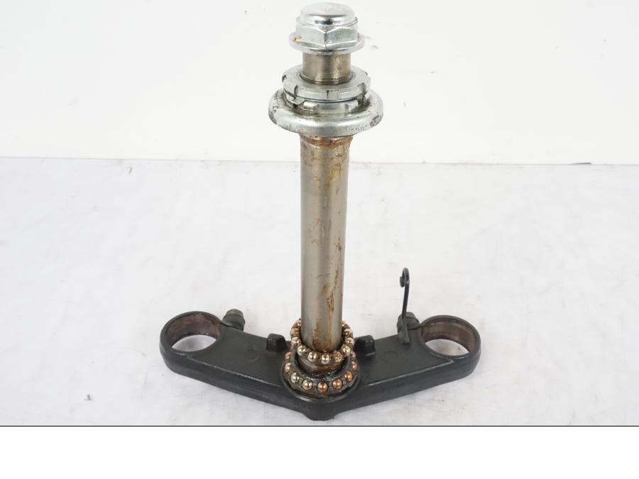 Framsidan på Gaffelkrona från en Honda NT 650 V -2002 motorcykel.