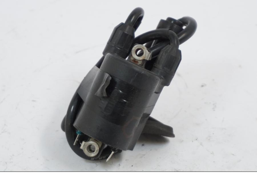 Framsidan på Tändspole från en Honda VT 600 C -1995 motorcykel.