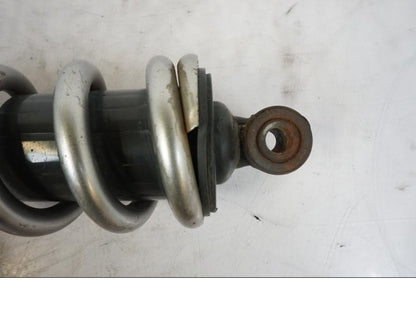 Baksidan på Stötdämpare från en Kawasaki ER-6F -2010 motorcykel.