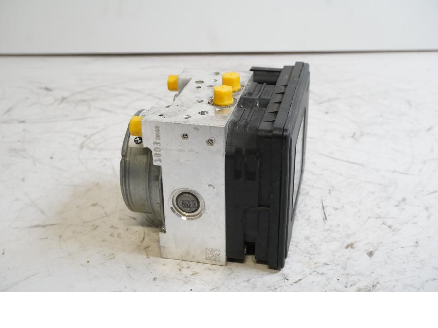 Baksidan på ABS Modulator från en BMW R 1200 RS -2015 motorcykel.