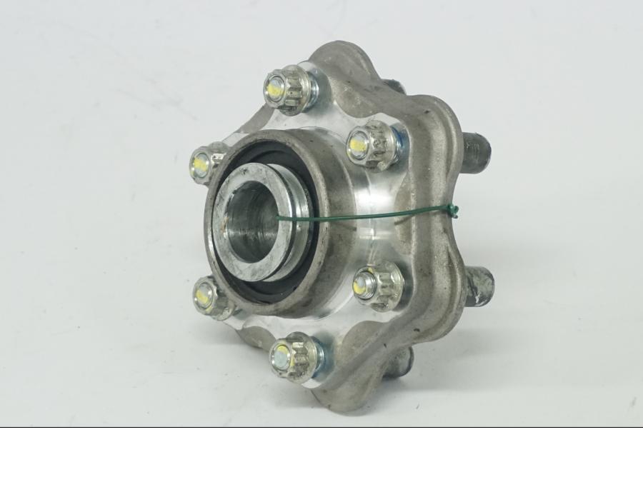 Höger sida på Drevfäste från en Ducati Desert X -2022 motorcykel.