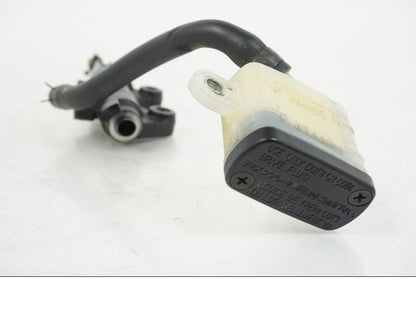 Snett nerifrån på Bromshuvudcylinder från en Triumph Speed Triple -2008 motorcykel.