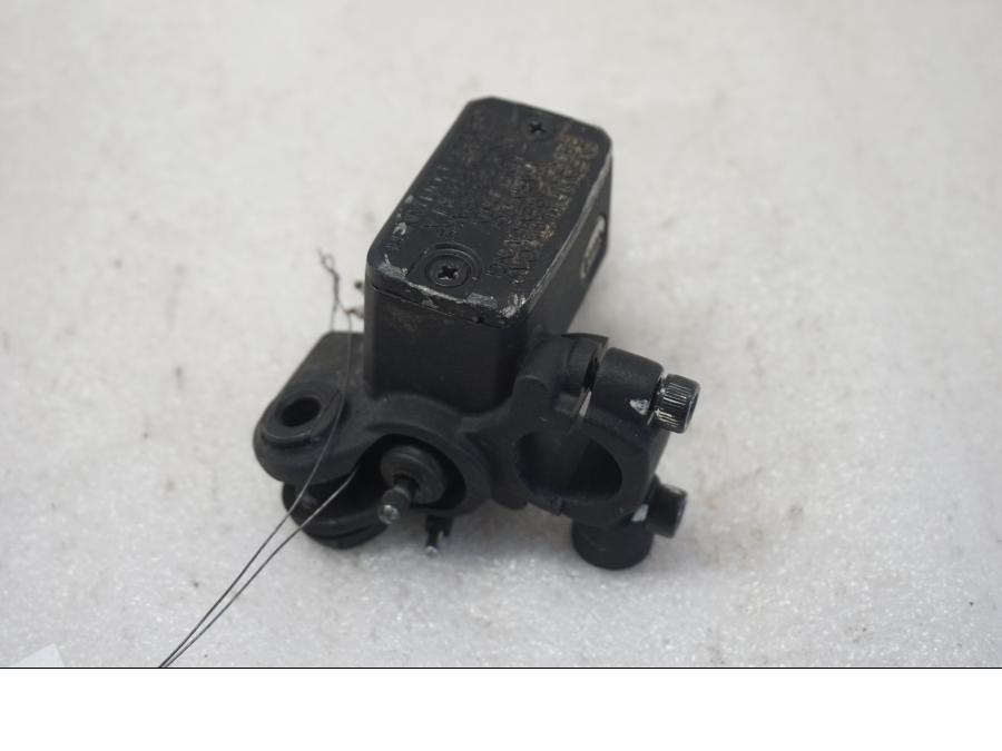 Baksidan på Kopplingshuvudcylinder från en Ducati Monster 796 -2013 motorcykel.