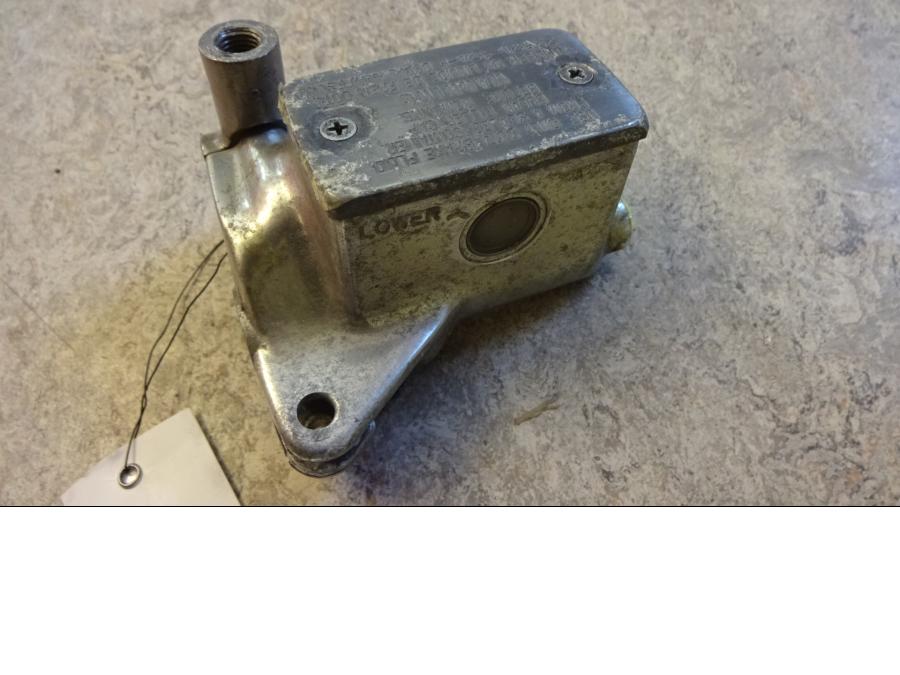 Framsidan på Bromshuvudcylinder från en Suzuki VS 800 -1992 motorcykel.