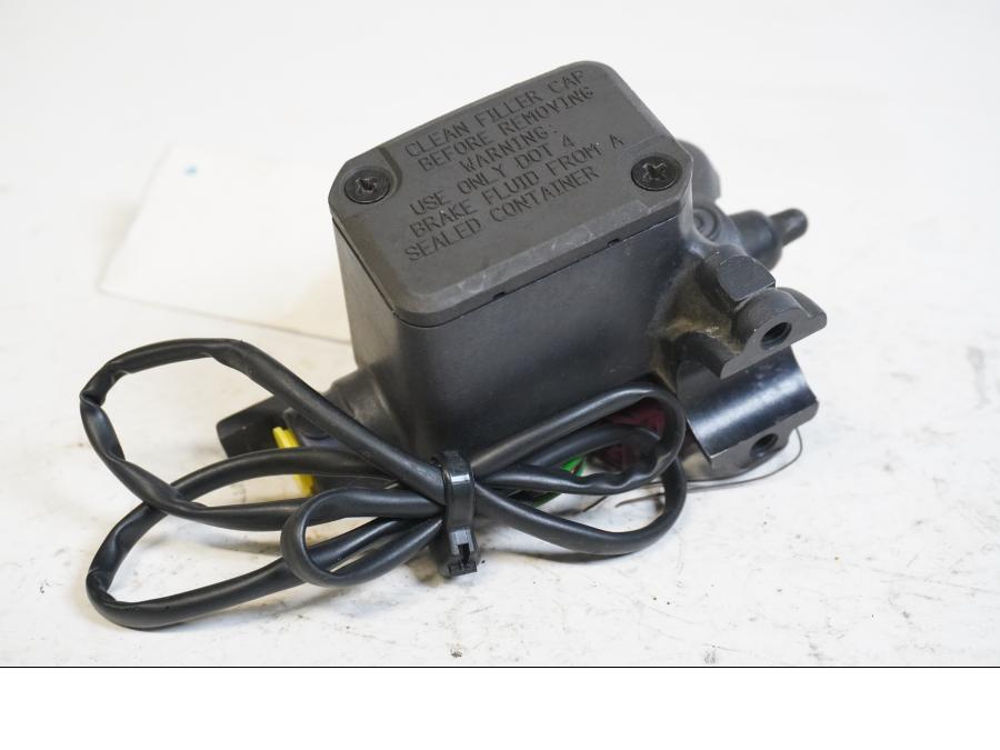 Baksidan på Bromshuvudcylinder från en BMW F 650 CS -2003 motorcykel.