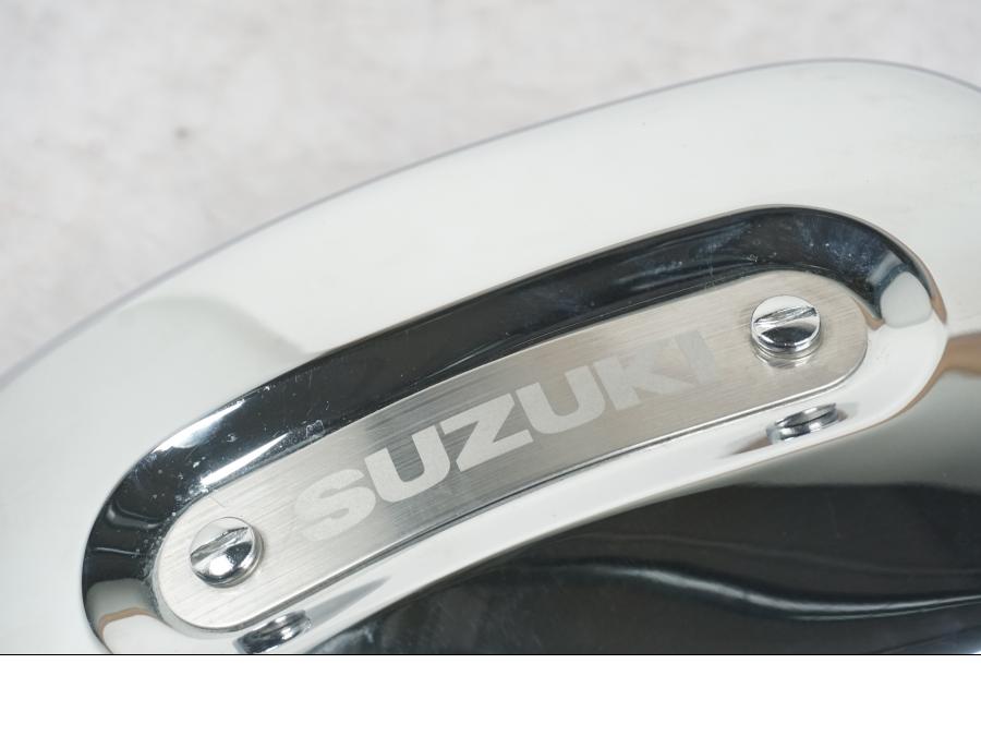 Baksidan på Verktygslåda från en Suzuki VZ 800 -1997 motorcykel.