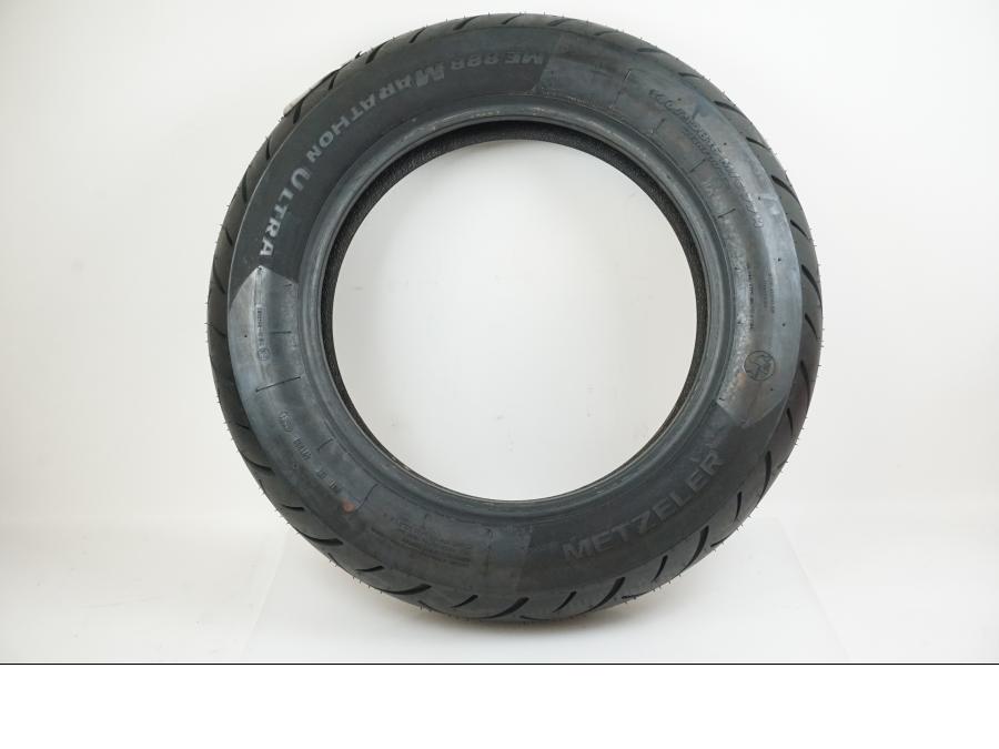 Framsidan på <p>Nytt och oanvänt däck av märket Metzeler och modell ME888 Marathon Ultra.</p>

<p>Dimension 140/90-16 M/C 77H Reinforced. </p>

<p>Mönsterdjup 100%.</p>

<p>Tillv. 1621</p> moped.