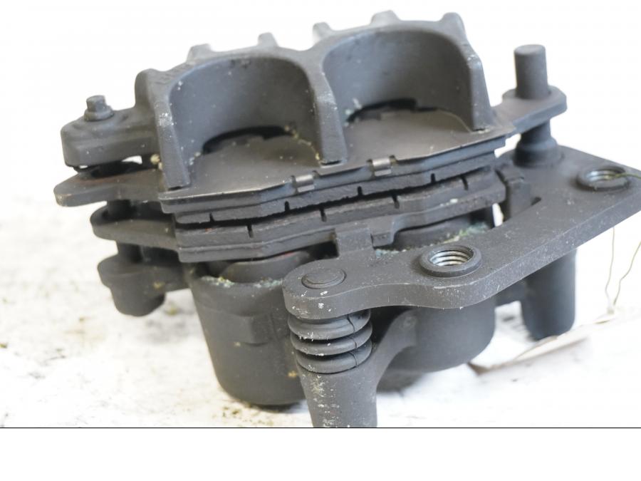 Höger sida på Bromsok från en Suzuki DL 1000 -2003 motorcykel.