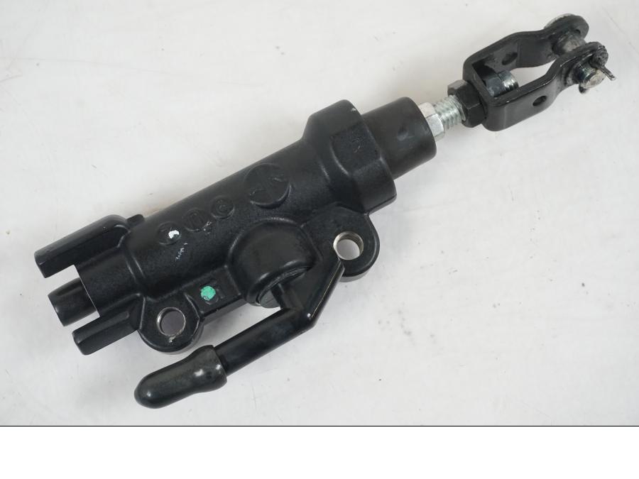 Vänster sida på Bromshuvudcylinder från en Yamaha MT-09 -2019 motorcykel.