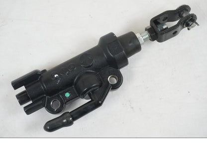 Vänster sida på Bromshuvudcylinder från en Yamaha MT-09 -2019 motorcykel.