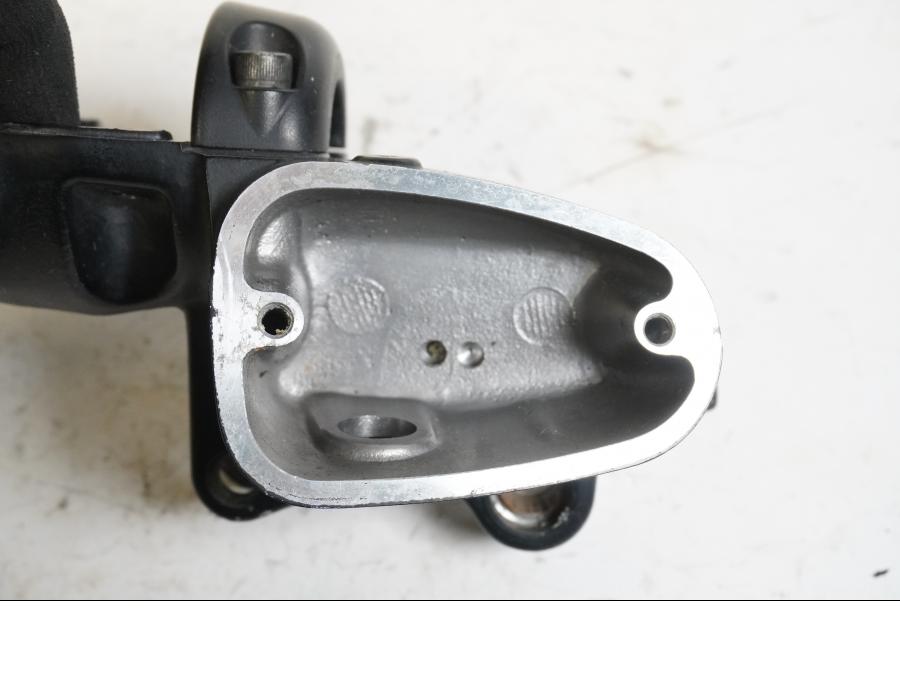 Baksidan på Bromshuvudcylinder från en Triumph Bonneville -2012 motorcykel.